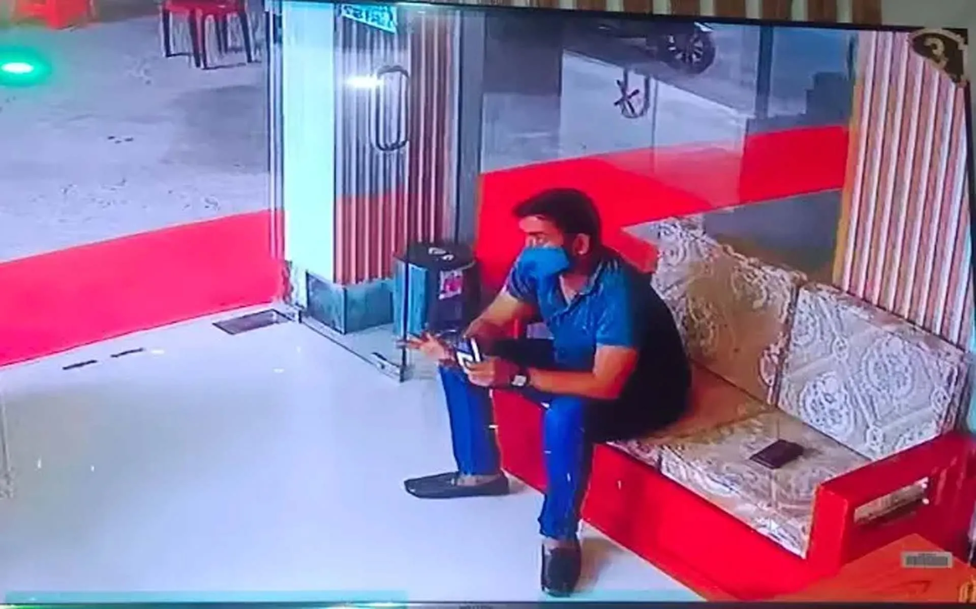 কুয়াকাটায় হোটেলে পর্যটকের ছদ্মবেশে অভিনব কায়দায় চারটি টিভি চুরি